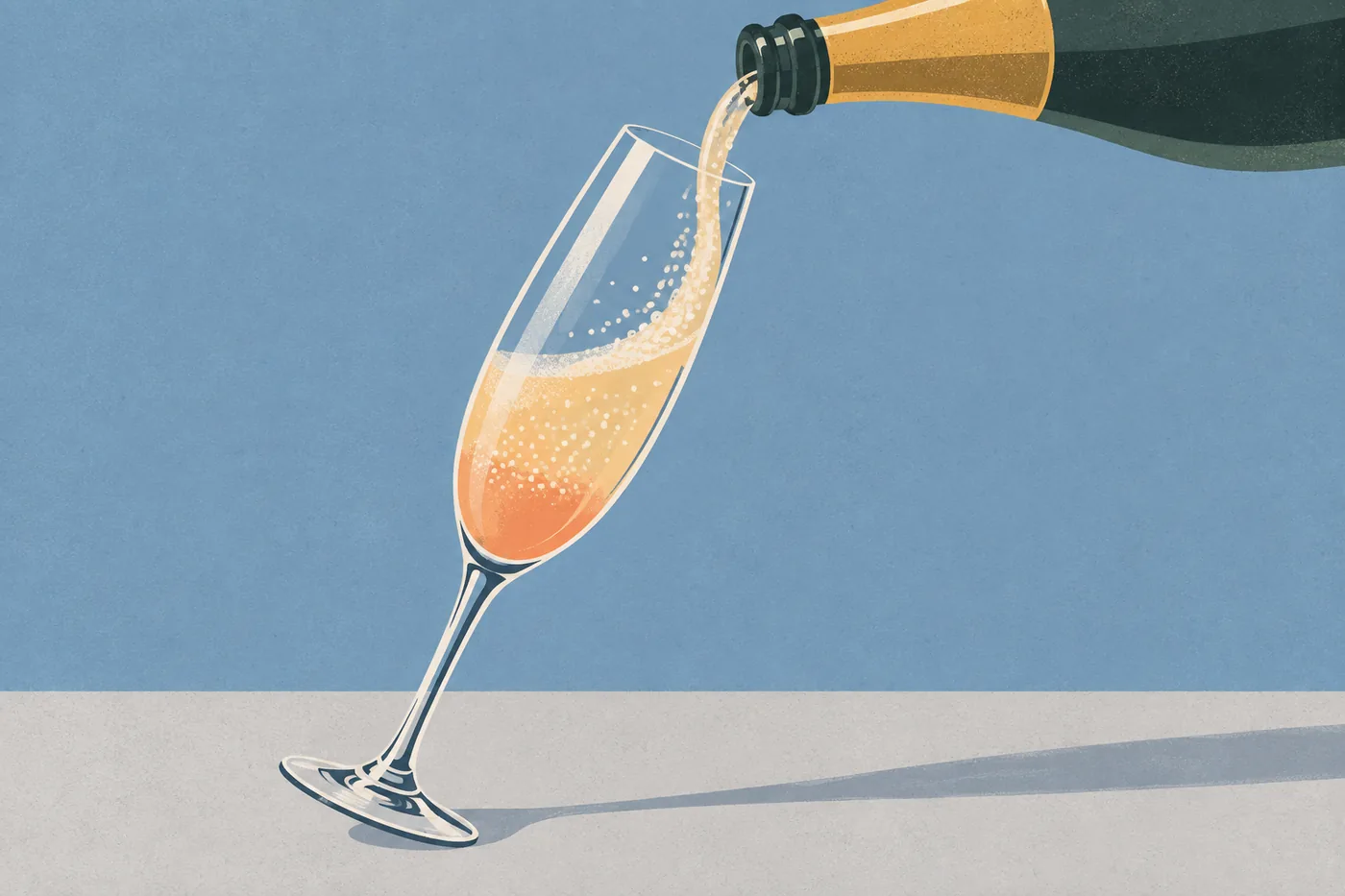 Bellini einschenken: Prosecco läuft an der Wand des schräg gehaltenen Glases hinunter